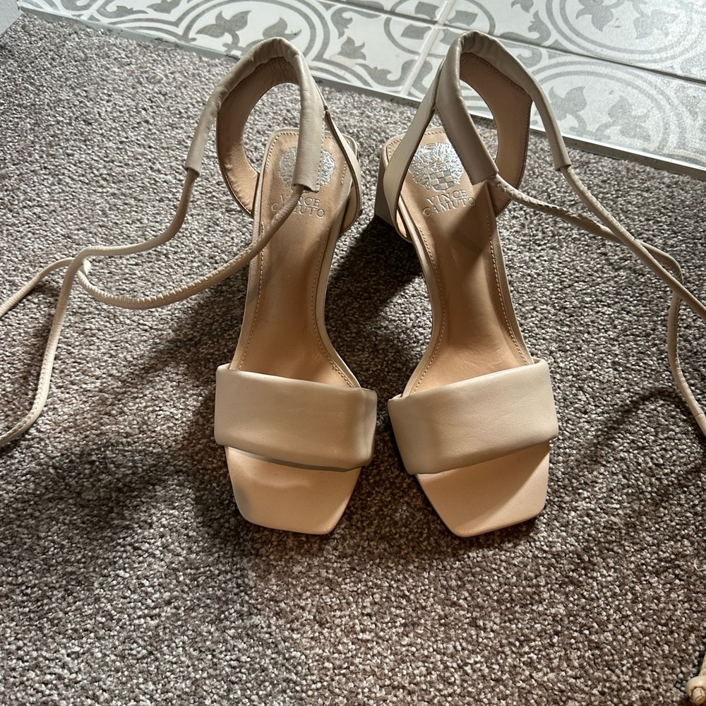 Vince Camuto heel - size 8